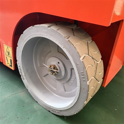 O'ziyurar elektr qaychili lift